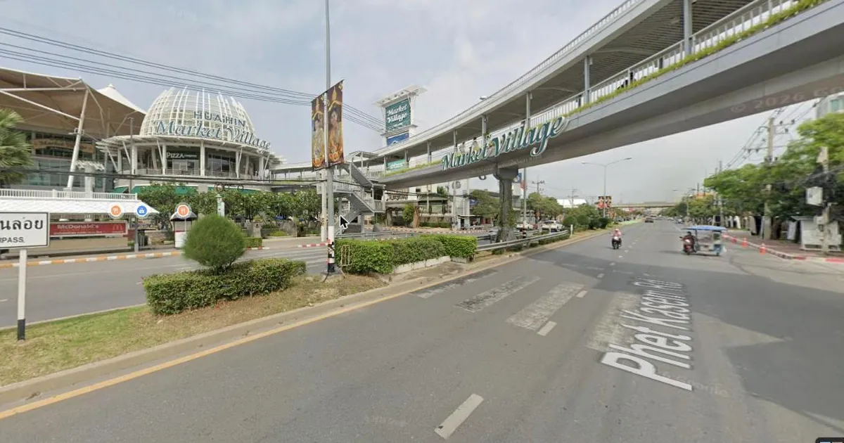 Market Village and its footbridge over Phetkasem Road