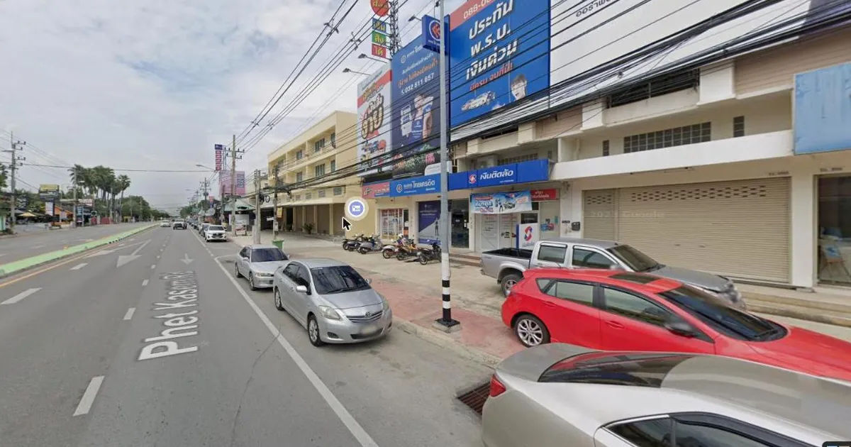 Shophouses with blue Ngern Tid Lor and Thai Credit Bank signs on Phetkasem Road